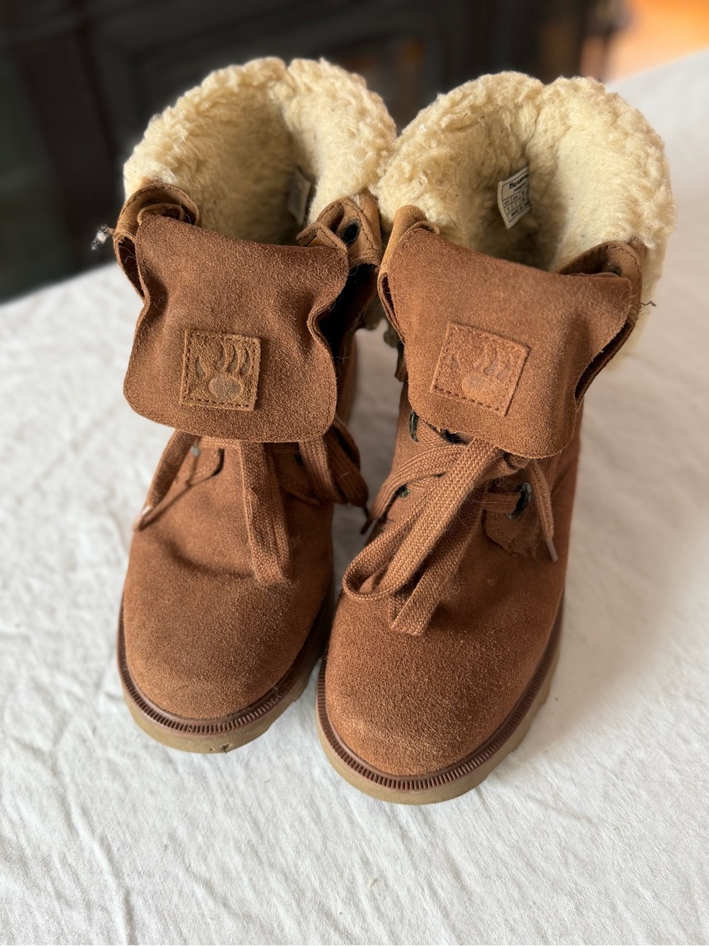 Women’s Bear Paw Suede Upper Sheepskin Footbed Lace Up Size 9